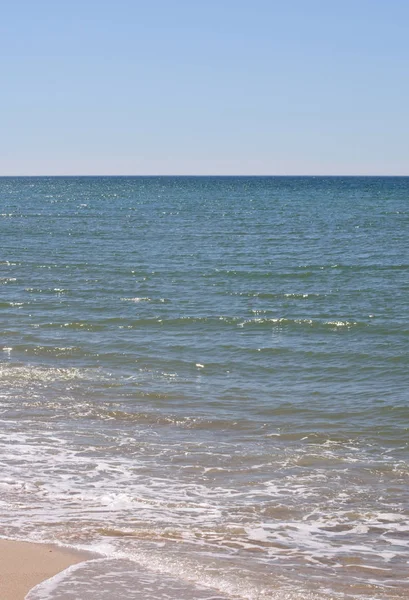 Güneşli bir kum plaj 