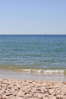 Güneşli bir kum plaj 