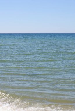 Güneşli bir kum plaj 