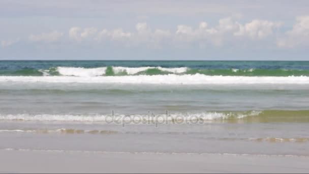 Plage de sable par une journée ensoleillée  