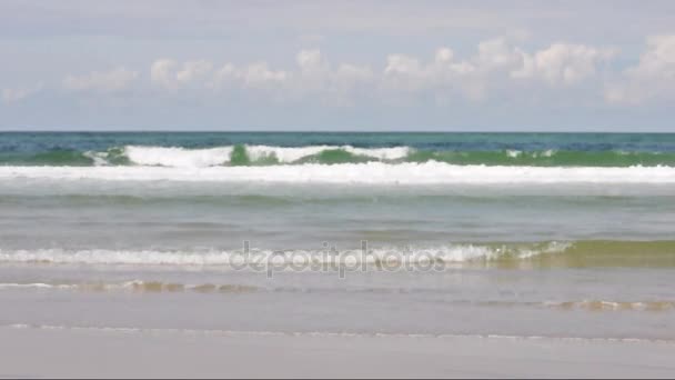 Playa de arena en un día soleado — Vídeos de Stock