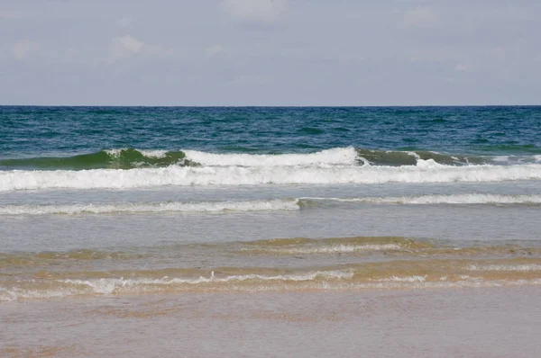 큰 물 파도와 밝은 파란색과 흐린 하늘 바람 여름 날에 모래 해변 — 스톡 사진