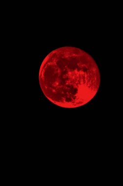 Kırmızı dolunay ve bir boş, karanlık gece gökyüzü (sanatsal yabancılaşmış, Hayır gerçek görüntü)
