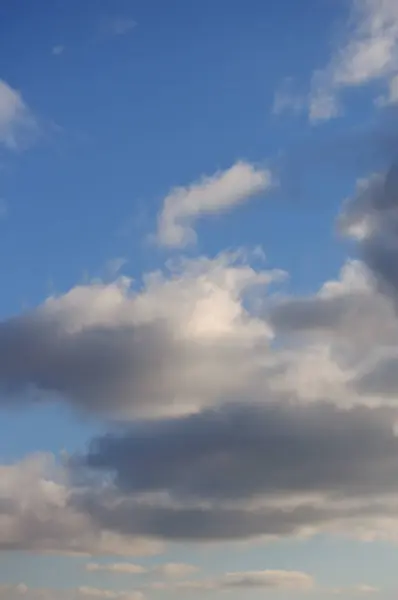 Blauwe Hemel Met Witte Grijze Vrij Donkere Wolken Een Koude — Stockfoto