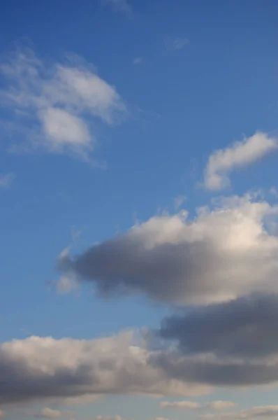 Cielo Blu Con Nuvole Bianche Grigie Piuttosto Scure Una Fredda — Foto Stock