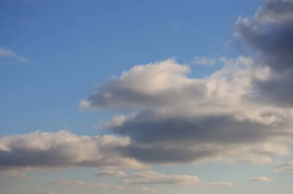 Blauwe Hemel Met Witte Grijze Vrij Donkere Wolken Een Koude — Stockfoto