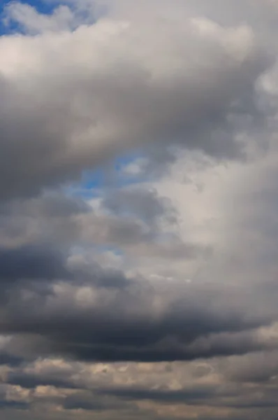 Céu Azul Com Nuvens Brancas Cinzentas Muito Escuras Dia Frio — Fotografia de Stock