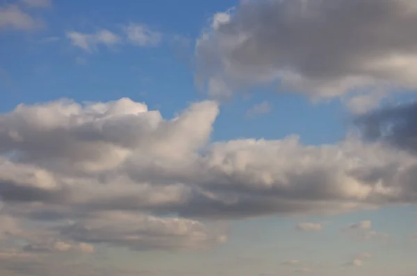 Cielo Blu Con Nuvole Bianche Grigie Piuttosto Scure Una Fredda — Foto Stock