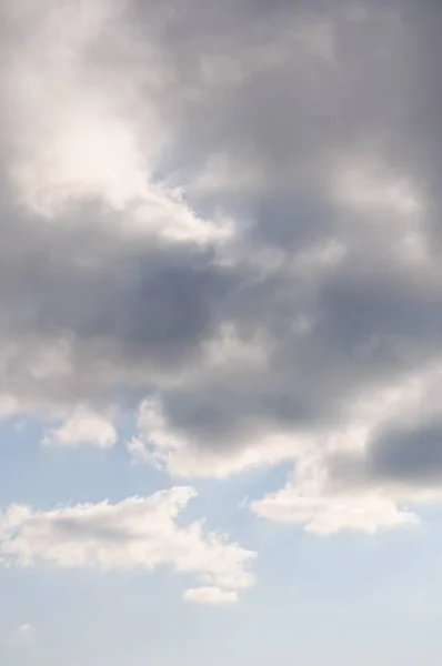 Blauwe Hemel Met Witte Grijze Vrij Donkere Wolken Een Koude — Stockfoto