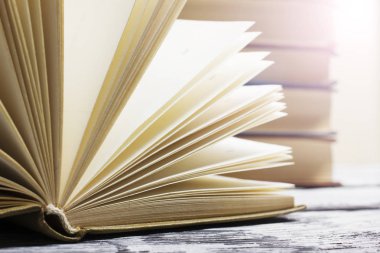 Açık kitap, ahşap masadaki ciltli kitaplar. Okula dönelim. Boşluğu kopyala