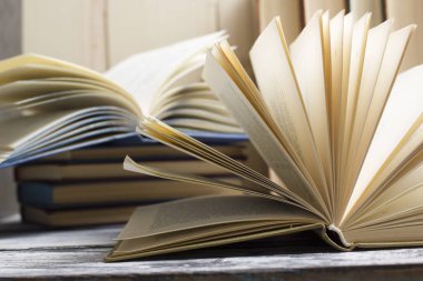 Açık kitap, ahşap masadaki ciltli kitaplar. Okula dönelim. Boşluğu kopyala