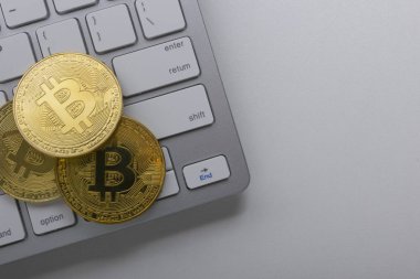 Bitcoin altın madeni para yeni sanal para ve Doları arka plan. Cryptocurrency. İş ve ticaret kavramı. Yakın çekim vurdu