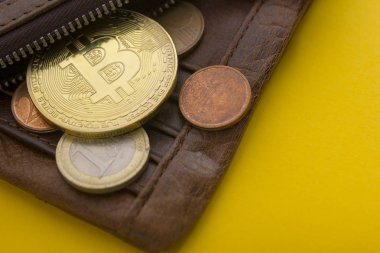 Bitcoin altın madeni para yeni sanal para ve Doları arka plan. Cryptocurrency. İş ve ticaret kavramı. Yakın çekim vurdu