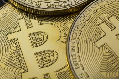 Bitcoin altın madeni para yeni sanal para ve Doları arka plan. Cryptocurrency. İş ve ticaret kavramı. Yakın çekim vurdu