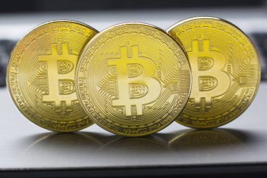 Bitcoin altın madeni para yeni sanal para ve Doları arka plan. Cryptocurrency. İş ve ticaret kavramı. Yakın çekim vurdu