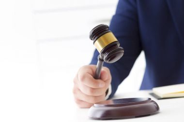 Hukuk, tavsiye ve yasal hizmetler kavramı. Avukat ve takım toplantısı hukuk firmasında avukat.