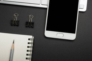 Ofis resepsiyon masası malzemeleri ile. Düz yatıyordu iş işyeri ve nesneleri. Üstten Görünüm. Metin için yer kopyalayın