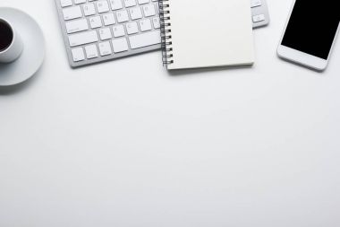 Ofis resepsiyon masası malzemeleri ile. Düz yatıyordu iş işyeri ve nesneleri. Üstten Görünüm. Metin için yer kopyalayın