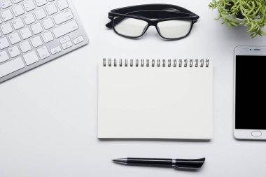 Ofis resepsiyon masası malzemeleri ile. Düz yatıyordu iş işyeri ve nesneleri. Üstten Görünüm. Metin için yer kopyalayın