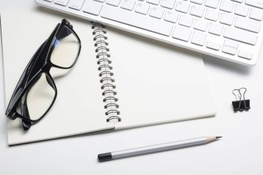 Ofis resepsiyon masası malzemeleri ile. Düz yatıyordu iş işyeri ve nesneleri. Üstten Görünüm. Metin için yer kopyalayın