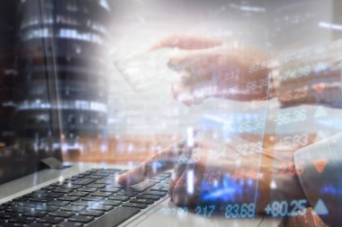 Finans, bankacılık kavramı. Euro sikke, bize Doları banknot yakın çekim. Tonda, seçici odak, çift pozlama ile finansal sistemin soyut resim