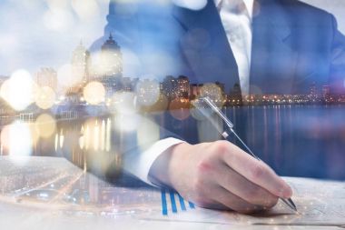 Finans, bankacılık kavramı. Euro sikke, bize Doları banknot yakın çekim. Tonda, seçici odak, çift pozlama ile finansal sistemin soyut resim