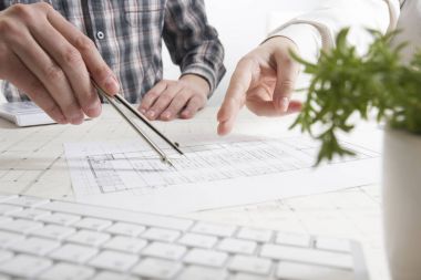 Mimarlar Blueprint, gayrimenkul projesi üzerinde çalışıyor. Mimar işyeri - mimari proje, planları, cetvel, hesap makinesi, laptop ve bölücü pusula. İnşaat kavramı. Mühendislik araçları.