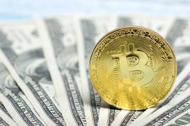 Bitcoin altın madeni para yeni sanal para ve Doları arka plan. Cryptocurrency. İş ve ticaret kavramı. Yakın çekim vurdu