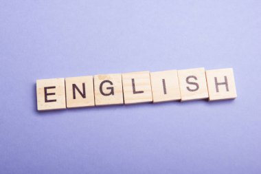 İngilizce kavramı öğrenin. Dil öğrenmek için zaman. Renkli abc alfabe blok ahşap harfler, reklam metni için kopya alanı üzerinden kelime oluşan.