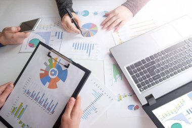 Yeni başlangıç projesi ile çalışma present.professional yatırımcı toplantı iş takım. Finans yöneticileri görev.