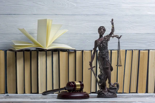 Conceito de Direito Jurídico - Livro de lei aberto com um martelo juízes de madeira sobre a mesa em um tribunal ou escritório de aplicação da lei. Espaço de cópia para texto — Fotografia de Stock