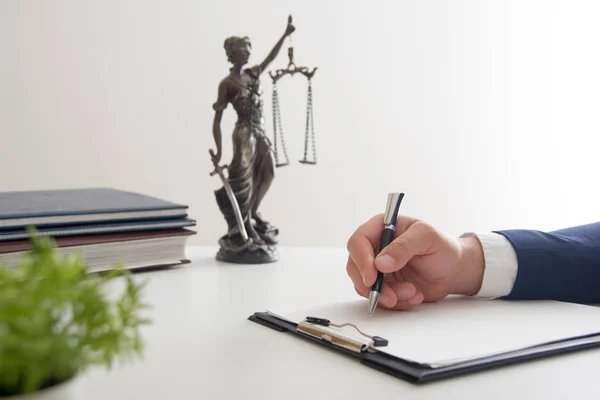 Recht, advies en juridische diensten concept. Advocaat en procureur teamvergadering gelet op law firm. — Stockfoto