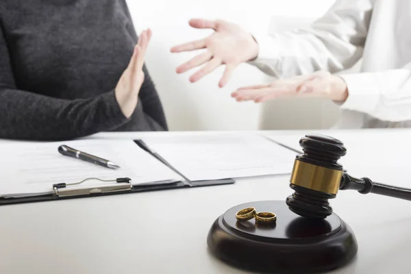 Handen van de vrouw, echtgenoot ondertekenen decreet van echtscheiding, ontbinding, annuleren van het huwelijk, juridische scheidingsdocumenten, het indienen van echtscheidingspapieren of voorhuwelijkse overeenkomst opgesteld door advocaat. Trouwring — Stockfoto