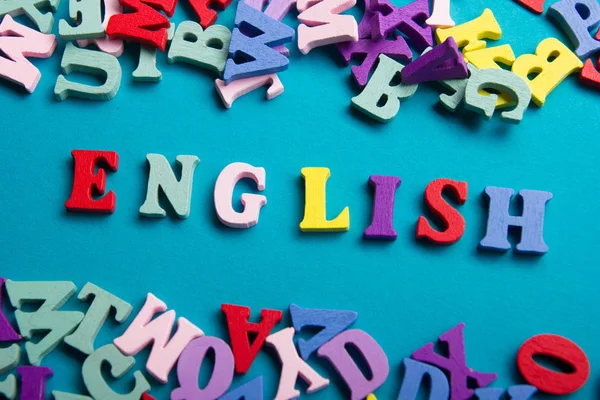 Aprenda Inglês conceito. Hora de aprender línguas. Palavra composta de colorido abc alfabeto bloco letras de madeira, espaço de cópia para texto do anúncio . — Fotografia de Stock