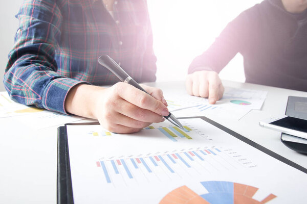 Представлен бизнес-коллектив. Профессиональный инвестор, работающий с новым стартап-проектом. Задача финансовых менеджеров
.