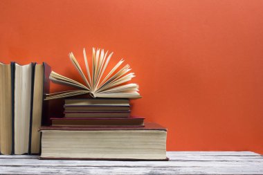 Açık kitap, ahşap masadaki ciltli kitaplar. Okula dönelim. Boşluğu kopyala