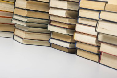 kitapların arka plan yığını. pek çok kitap yığınları.