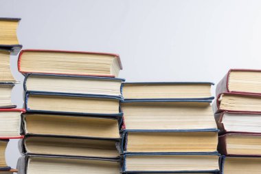 kitapların arka plan yığını. pek çok kitap yığınları.