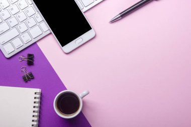 Ofis resepsiyon masası malzemeleri ile. Düz yatıyordu iş işyeri ve nesneleri. Üstten Görünüm. Metin için yer kopyalayın