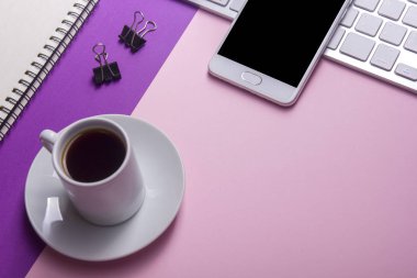 Ofis resepsiyon masası malzemeleri ile. Düz yatıyordu iş işyeri ve nesneleri. Üstten Görünüm. Metin için yer kopyalayın