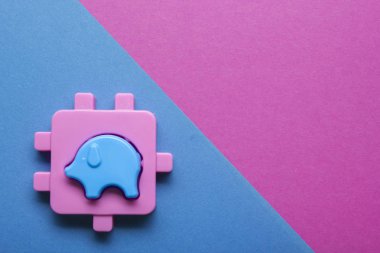 Renkli arka plan üzerinde eğitim gelişmekte olan oyuncak çerçeve çocuklar. Üstten Görünüm. Düz yatıyordu. Metin için yer kopyalayın