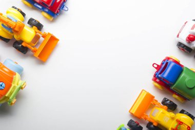 Beyaz zemin üzerine eğitim gelişmekte olan oyuncak çerçeve çocuklar. Üstten Görünüm. Düz yatıyordu. Metin için yer kopyalayın