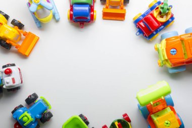 Beyaz zemin üzerine eğitim gelişmekte olan oyuncak çerçeve çocuklar. Üstten Görünüm. Düz yatıyordu. Metin için yer kopyalayın