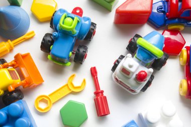 Beyaz zemin üzerine eğitim gelişmekte olan oyuncak çerçeve çocuklar. Üstten Görünüm. Düz yatıyordu. Metin için yer kopyalayın