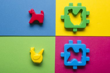 Renkli arka plan üzerinde eğitim gelişmekte olan oyuncak çerçeve çocuklar. Üstten Görünüm. Düz yatıyordu. Metin için yer kopyalayın