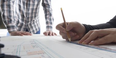 Mimarlar Blueprint, gayrimenkul projesi üzerinde çalışıyor. Mimar işyeri - mimari proje, planları, cetvel, hesap makinesi, laptop ve bölücü pusula. İnşaat kavramı. Mühendislik araçları.