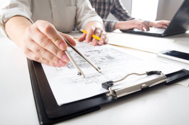 Mimarlar Blueprint, gayrimenkul projesi üzerinde çalışıyor. Mimar işyeri - mimari proje, planları, cetvel, hesap makinesi, laptop ve bölücü pusula. İnşaat kavramı. Mühendislik araçları.