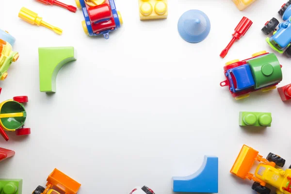 Bambini educativi sviluppare giocattoli cornice su sfondo bianco. Vista dall'alto. Piatto. Copia spazio per testo — Foto Stock