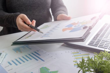 Yeni başlangıç projesi ile çalışma present.professional yatırımcı toplantı iş takım. Finans yöneticileri görev.