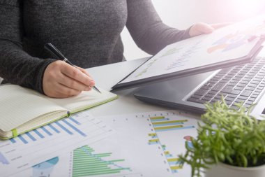 Yeni başlangıç projesi ile çalışma present.professional yatırımcı toplantı iş takım. Finans yöneticileri görev.